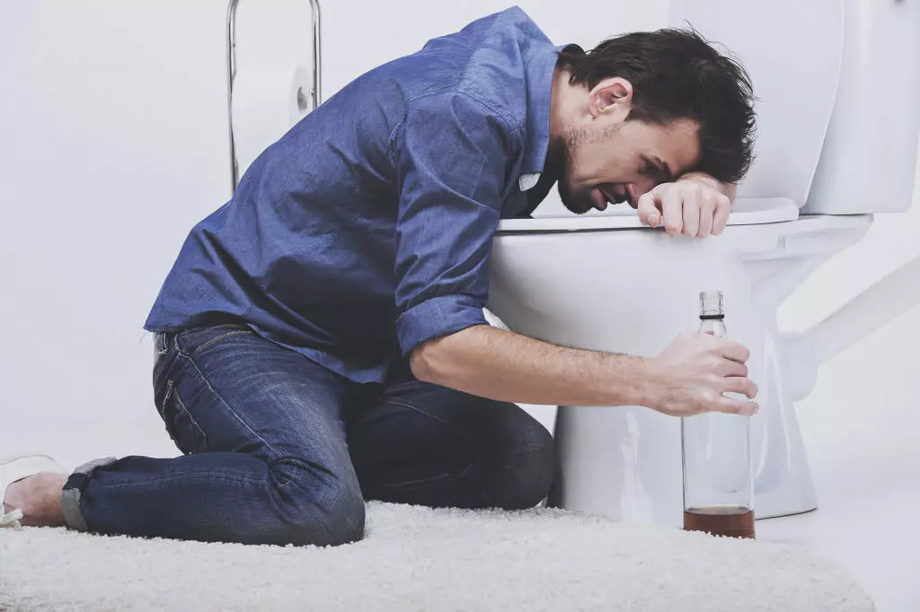 Алкогольное отравление: симптомы и лечение